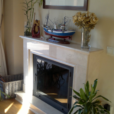 Chimenea de marmol, con hogar metalico y puerta