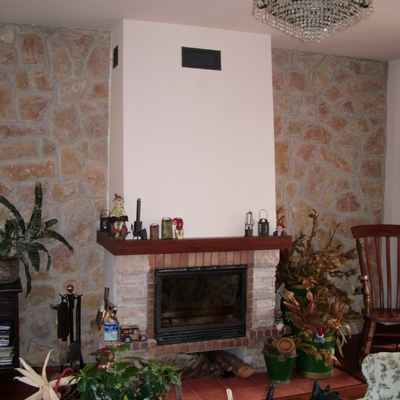 Chimenea y pared de piedra