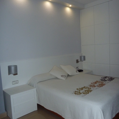 Cierre de techo con iluminacion, cabecero y armario a juego con mesitas 