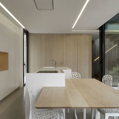 Cocina barra y mesa de madera