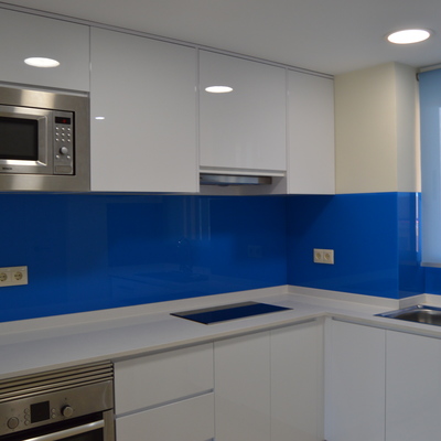 COCINA MODERNA CON LACOBEL AZUL