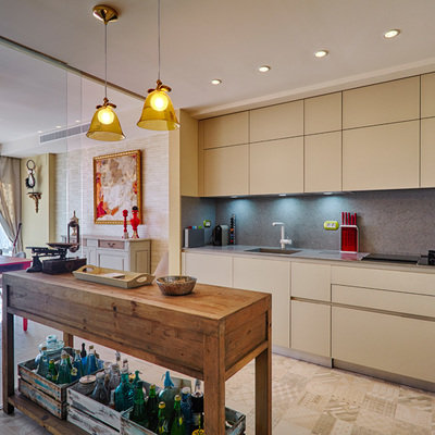 Cocina abierta a comedor y terraza