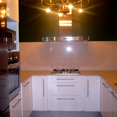 cocina abierta a salón vintage con lámpara araña de anticuario