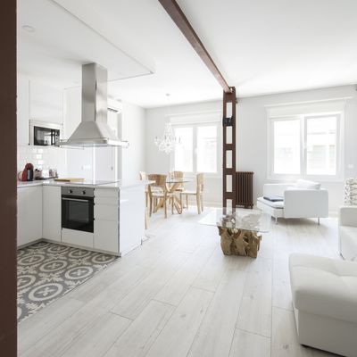 Cocina abierta al salón con vigas en marrón