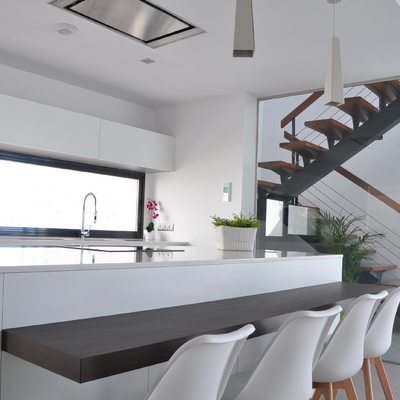 Cocina abierta y escalera