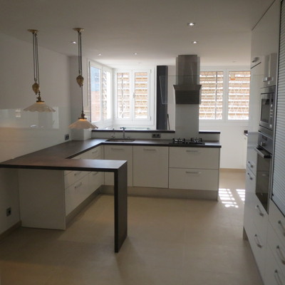 Cocina alargada y luminosa