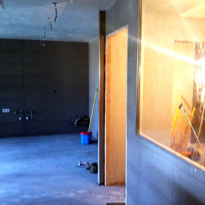 Cocina alicatada y ventana con el fijo de cristal