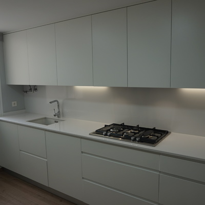 COCINA + BANCADA + FRONTAL EN BLANCO