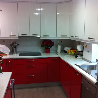 Cocina bicolor encimera postformada