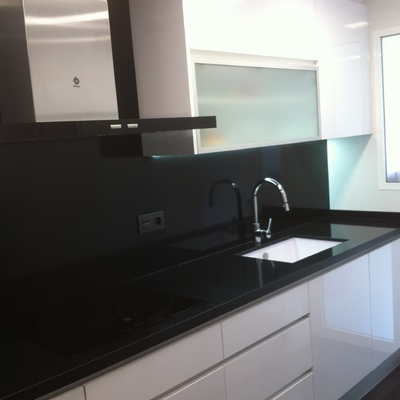 COCINA BLANCA CON LA DECORACION CRISTAL MATE Y CAMPANA DECORATIVA