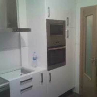 Cocina Blanca Con Mesado Tipo Barra.