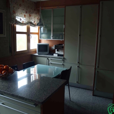 Cocina comedor totalmente equipada con muebles de madera en Zaragoza