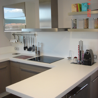 COCINA CON BARRA AL VUELO DE CORIAN