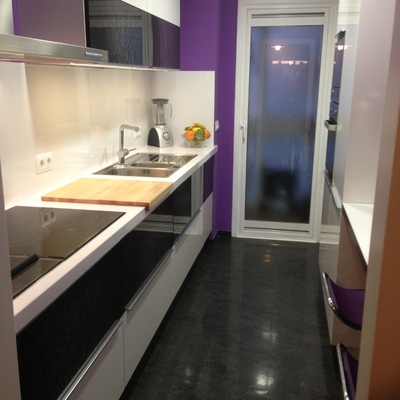 COCINA CON COMBINACION DE COLORES