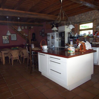 Cocina con comedor al fondo
