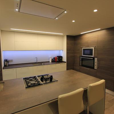 Cocina con electrodomésticos integrados