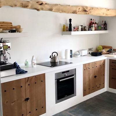 Cocina con encimera en Solid Surface