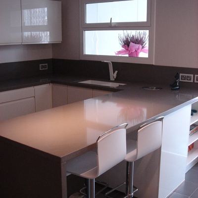 COCINA CON ENCIMERA/MESA