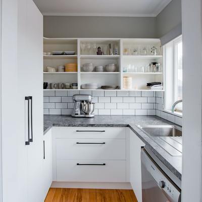 cocina con estanterías