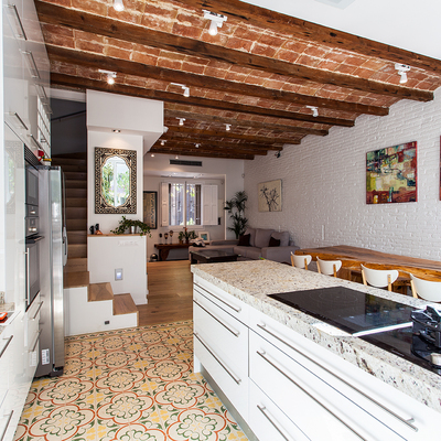 Cocina con isla central y suelo hidráulico