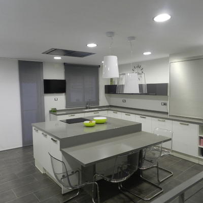 COCINA CON MESA INCORPORADA EN ISLA