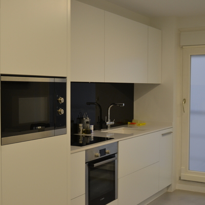 Cocina con mobiliario en blanco