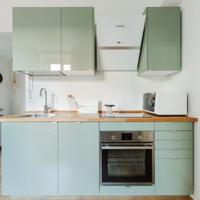 Cocina con muebles en verde agua