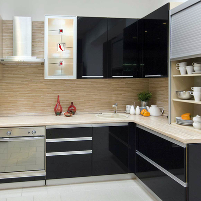 Cocina con muebles lacado negro brillo