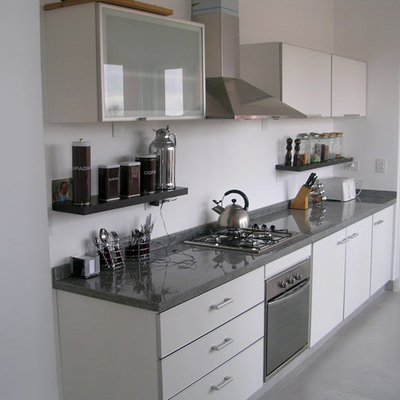 Cocina con Silestone gris brillo