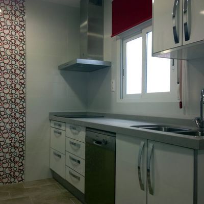 Cocina A Medida Con Puertas Blancas Alto Brillo.