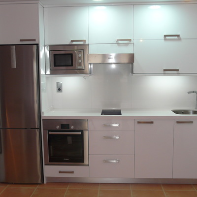 COCINA EN BLANCO BRILLO.