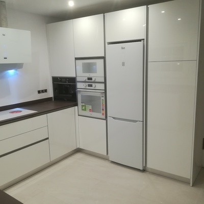 Cocina en blanco brillo con tirador tipo gola