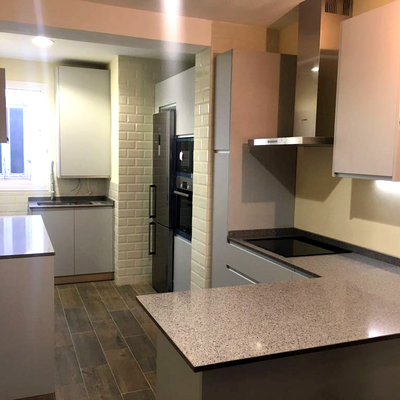 Cocina con mobiliario lacado gris brillo 1