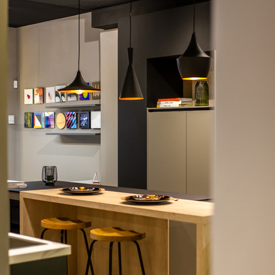 Cocina gris topo combinada con madera