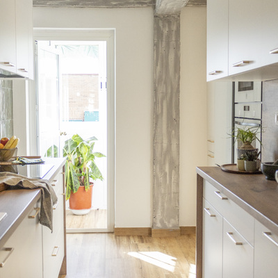 Cocina integrada con cerramiento de cristal y diseño contemporáneo