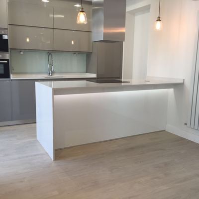 Cocina lacada abierta al salón