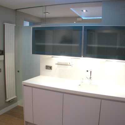 Cocina lacada con encimera en silestone blanco