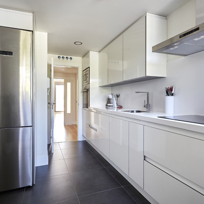 Cocina Minimalista en Blanco y Acero  (San Sebastián de los Reyes, Madrid)