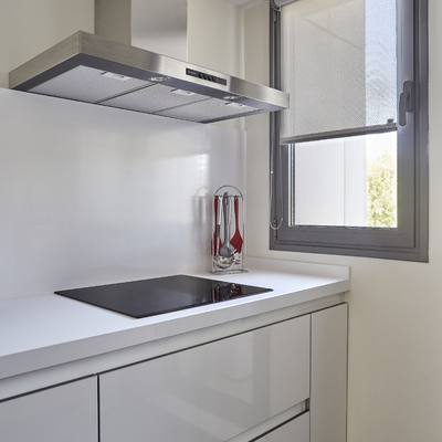 Cocina Minimalista en Blanco y Acero  (San Sebastián de los Reyes, Madrid)
