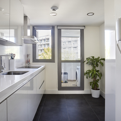 Cocina Minimalista en Blanco y Acero  (San Sebastián de los Reyes, Madrid)