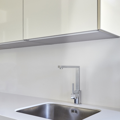 Cocina Minimalista en Blanco y Acero  (San Sebastián de los Reyes, Madrid)