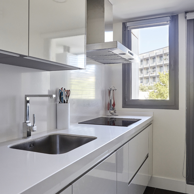 Cocina Minimalista en Blanco y Acero  (San Sebastián de los Reyes, Madrid)