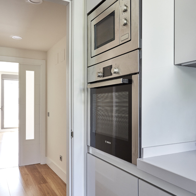Cocina Minimalista en Blanco y Acero  (San Sebastián de los Reyes, Madrid)