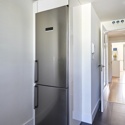 Cocina Minimalista en Blanco y Acero  (San Sebastián de los Reyes, Madrid)