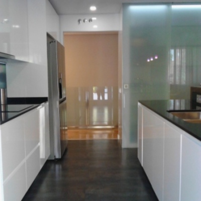 Cocina, mobiliario y encimera