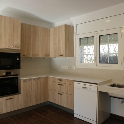 Cocina moderna adaptada a silla de ruedas