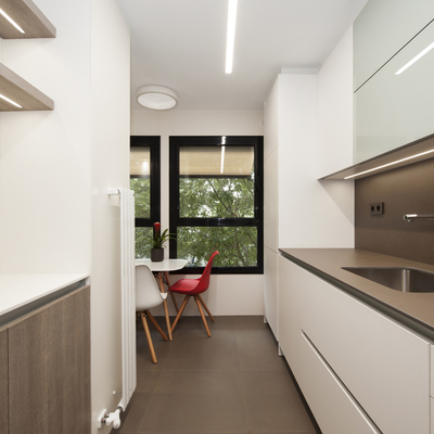 Cocina moderna con una pequeña zona de comedor | Sincro