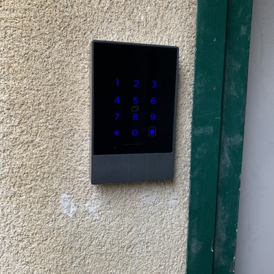 INSTALACIÓN DE CÓDIGOS DE ACCESO EN PUERTA DE ENTRADA