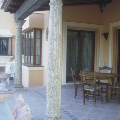 Columnas En Travertino Olivillo