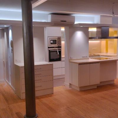 Reforma integral de vivienda con parqué natural y cocina lacada en blanco